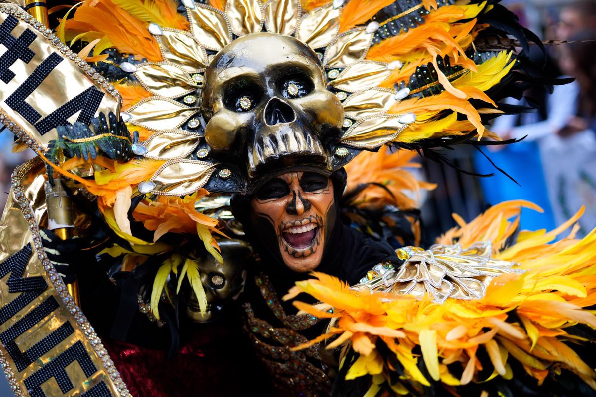 IdiazAyuso's tweet photo. Vive la Hispanidad en Madrid como nunca. 

Este año, con Estados Unidos como país invitado.

Somos una gran potencia cultural que une a cientos de millones de almas por todo el mundo. Celebrémoslo. https://t.co/Lp88ovVupM