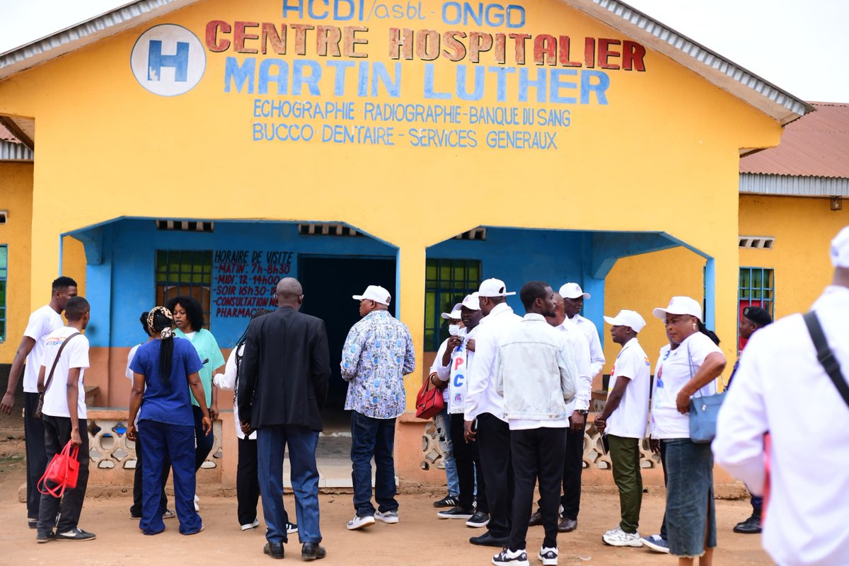 Newscd15's tweet photo. #BOMA | L’EPC EN ACTION

Ce samedi 3 octobre 2026, l’Engagement patriotique pour le changement (EPC) a organisé un grand rassemblement populaire à Boma, dans le Kongo-Central, consacré notamment à la vulgarisation des réformes économiques et monétaires portées par le gouverneur de la Banque centrale du Congo (BCC), André Wameso Nkualoloki.

À cette occasion, l’EPC a également relayé la vision du Président de la République, Félix-Antoine Tshisekedi Tshilombo.

"Au-delà des échanges et des discours, l’EPC a mené une action sociale concrète. Plus de dix centres de santé de Boma ont bénéficié gratuitement de médicaments et de matériel médical de première nécessité, en soutien aux populations locales." A déclaré le président de l'EPC Josué MBUMBA.