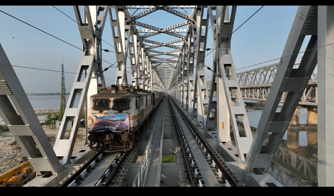 ECRlyHJP's tweet photo. रेल संरक्षा आयुक्त, पूर्वी सर्किल कोलकाता श्री गुरु प्रकाश द्वारा राजेंद्र पुल, मोकामा के समानांतर दोहरीकृत नए रेल पुल का निरीक्षण किया गया ।  रेल संरक्षा आयुक्त से प्राधिकार प्राप्त होते ही इस नवनिर्मित पुल से परिचालन संभव हो गया है ।

संपूर्ण निरीक्षण दो दिनों मे संपन्न हुआ। तत्पश्चात टाल से राजेन्दपुल एवं राजेन्द्रपुल से रामपुर डुमरा स्टेशन तक डाऊन लाईन का तथा रामपुर डुमरा से राजेन्द्रपुल एवं राजेन्द्रपुल से टाल स्टेशन तक अप लाईन का सफलतापूर्वक स्पीड ट्रायल भी किया गया । 

नए रेल पुल के चालू हो जाने से उत्तरी बिहार और दक्षिणी बिहार की रेल कनेक्टिविटी और मजबूत होगी ।