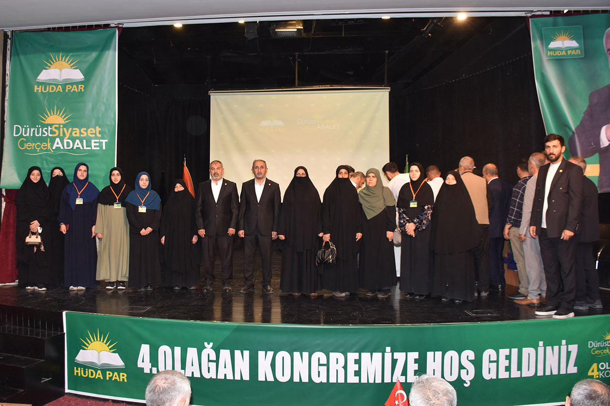 HurDavaPartisi's tweet photo. Gaziantep Milletvekili Şahzade Demir ile Genel Başkan Yardımcımız Yahya Oğraş, Malatya İl Başkanlığımızın 4. Olağan Kongresine katıldı.

Malatya İl Başkanlığına yeniden seçilen Behcet Sevgili’ye görevinde başarılar dileriz.

Malatya için hayırlara vesile olsun. https://t.co/2KXs6e6Jjn