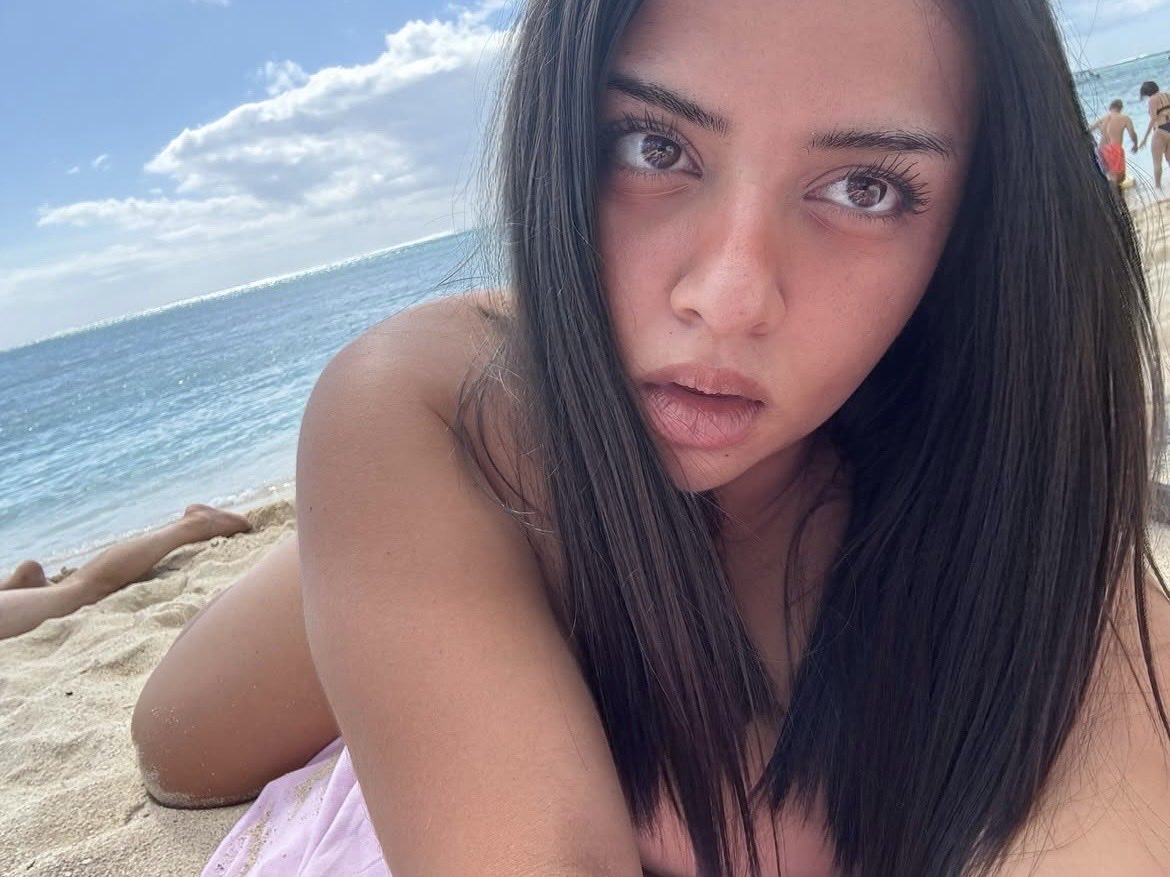 ChristinaVibex's tweet photo. She came home to chill ♠️

#young #cumslut #cheating https://t.co/RVH82NCPCz