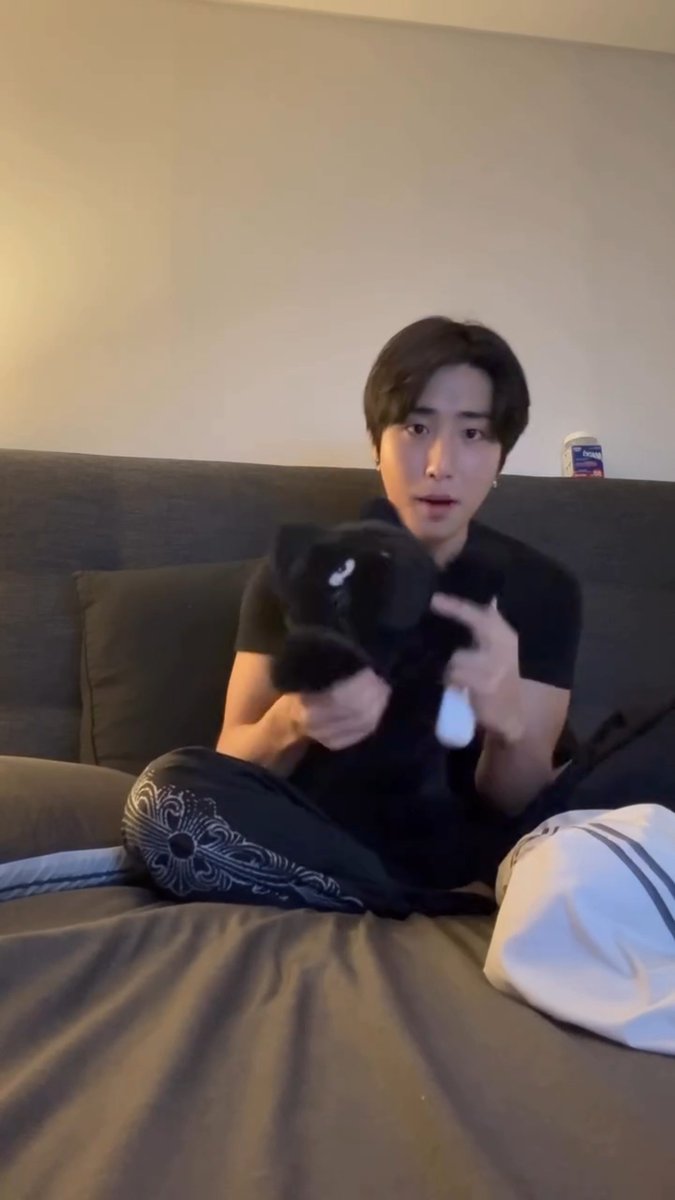 hamb0kka's tweet photo. 이거 리노 침대라고? 
그러니까 나는 단순이 침대를 바꾼 건 줄 알앗는데 여기 미노 방이라고? 아니 어쩐지 분위기가 다르다햇어

그럼 모든게 설명됨 
침대 헤드 위에 맥스 귀마개도 
배경이 달라진것도 
침대랑 침구가 바뀐 것도 
갑자기 튀어나온 고양이 인형도 
모든게 https://t.co/Duf3SwoRFD