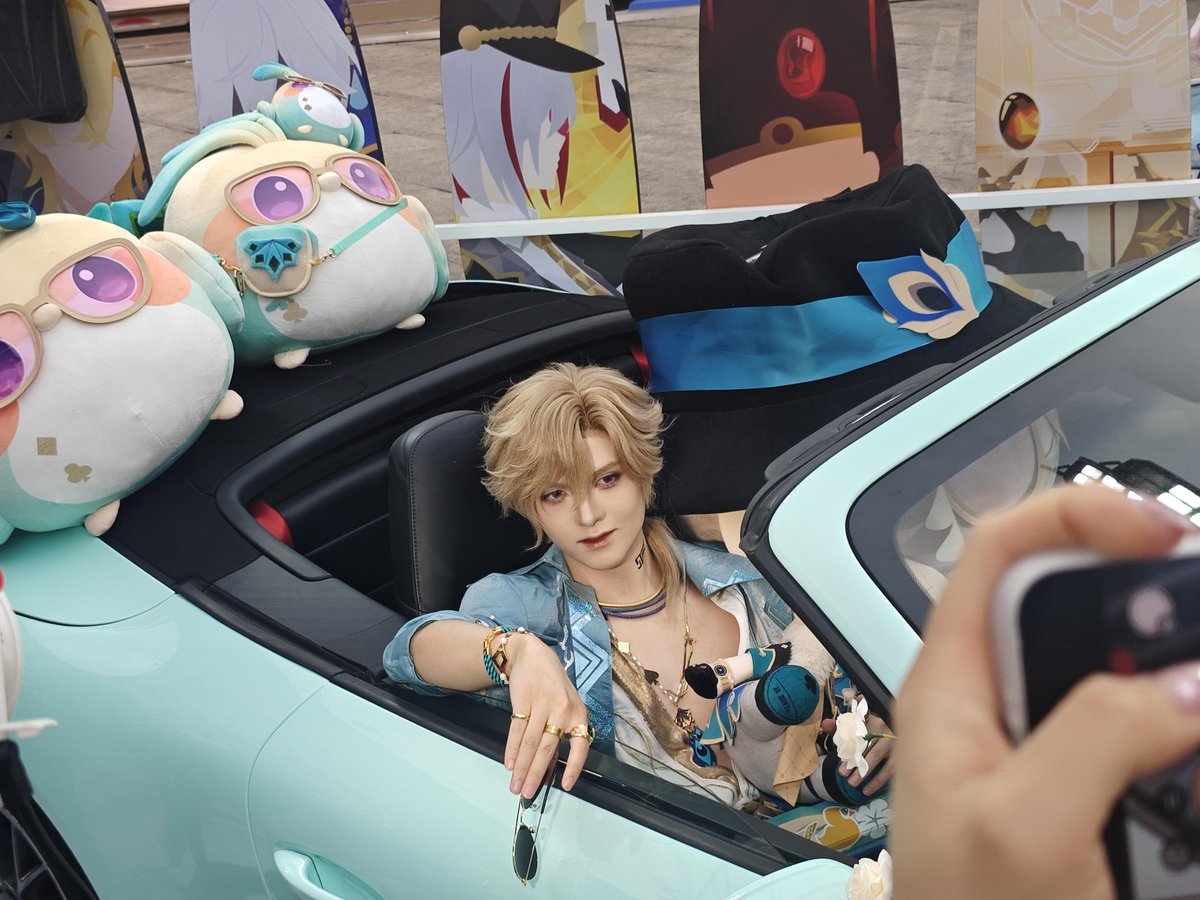 ahrileria's tweet photo. Aventurine surrounded by plush and a car is so cute 😭💖 https://t.co/fCVuDS3KYM