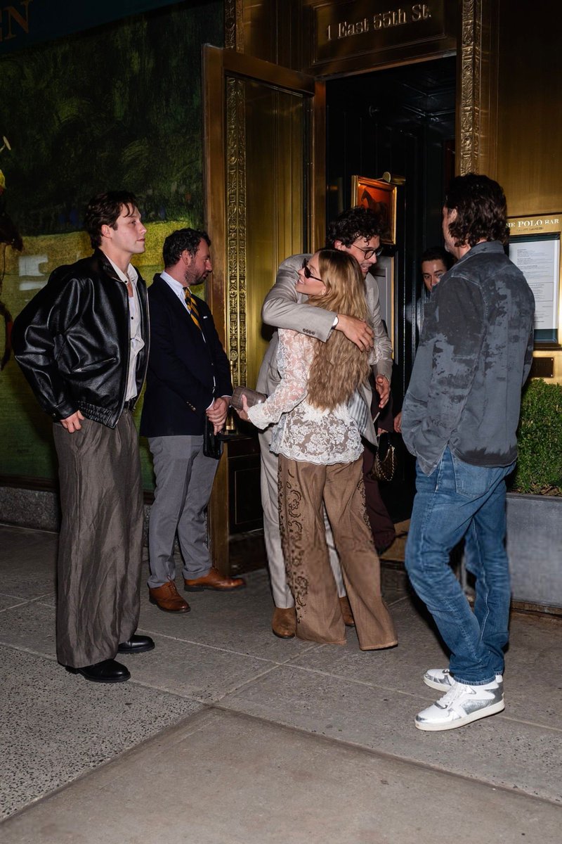 sweeneysgallary's tweet photo. Syd in NYC last night with Stephen Kalyn and Paul Anthony Kelly 

#paparazzi #newyork https://t.co/en0sbusV05