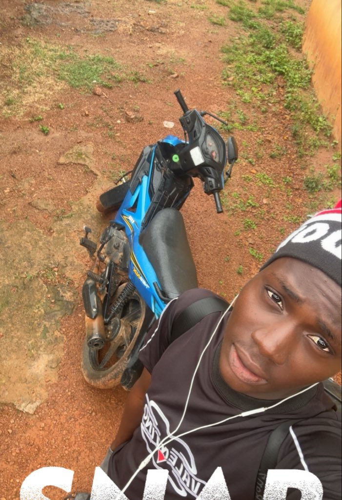 hintrovertt's tweet photo. Real Recognize Real , but this one don dey old 😂, make I upgrade am to color black like you own this December 😮‍💨❤️ https://t.co/GLewTvh5Sc