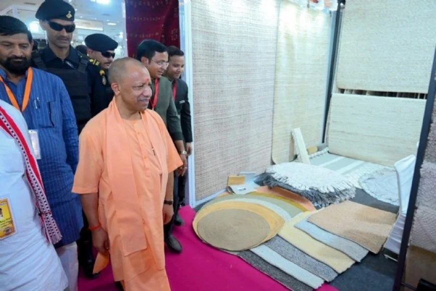 AwasthiAwanishK's tweet photo. कालीन नगरी संत रविदास नगर (भदोही) में विकास और व्यापार की नई बयार! माननीय मुख्यमंत्री श्री @myogiadityanath जी द्वारा  'इंडिया कारपेट एक्सपो' संत रविदास नगर के 50वें संस्करण का भव्य शुभारंभ किया गया । एशिया के इस सबसे बड़े अंतरराष्ट्रीय हस्तनिर्मित कालीन मेले के माध्यम से @UPGovt सुगम व्यापार, बेहतर सड़कों और आधुनिक इंफ्रास्ट्रक्चर से कालीन उद्योग को नए वैश्विक अवसर प्रदान कर रही है.