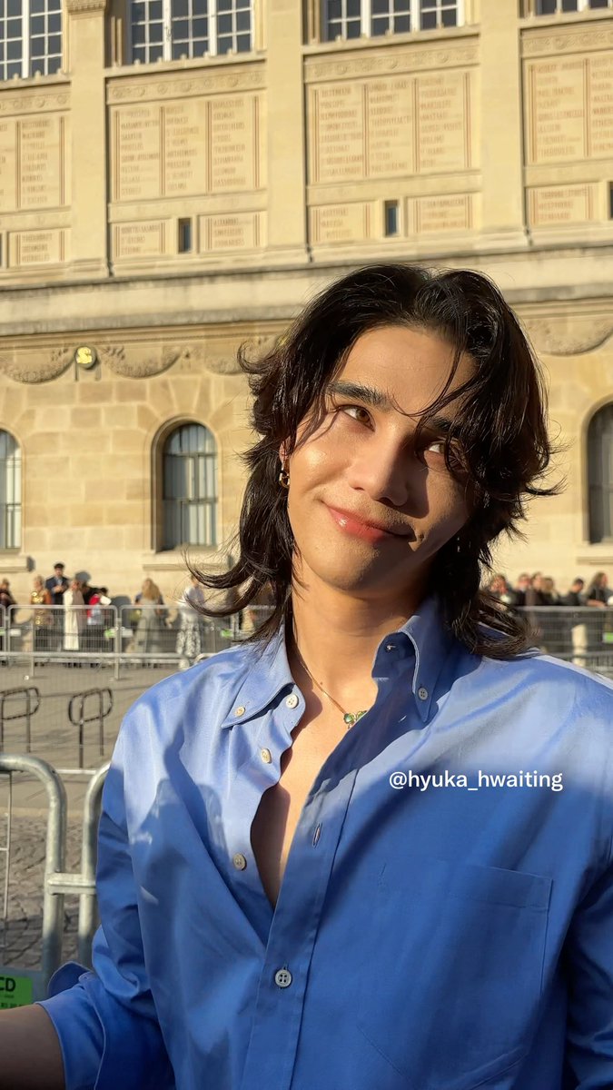 hyuka_hwaiting's tweet photo. ☀️📸

#VALENTINOGARAVANI
#ValentinoAntibiblioteca
#JeffSatur @jeffsatur #ValentinoGaravani
#ValentinoSS27xJeffSatur https://t.co/5tO7cyWd0M