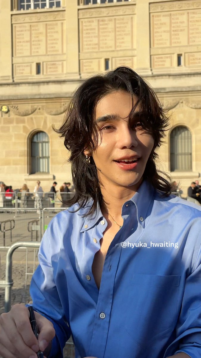 hyuka_hwaiting's tweet photo. ☀️📸

#VALENTINOGARAVANI
#ValentinoAntibiblioteca
#JeffSatur @jeffsatur #ValentinoGaravani
#ValentinoSS27xJeffSatur https://t.co/5tO7cyWd0M