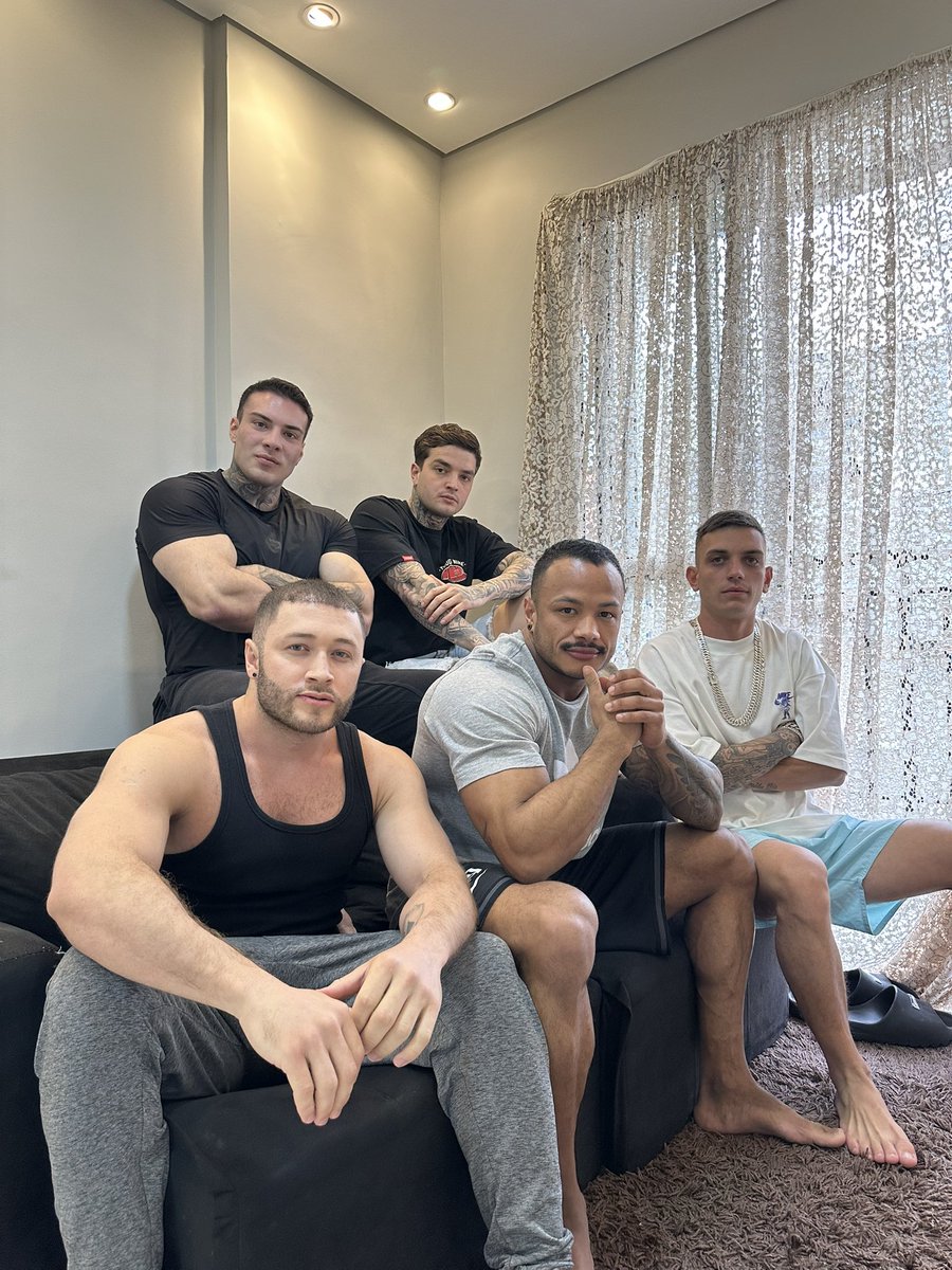 rafamarttinzof's tweet photo. Some gang bang here 😈🍆💦 https://t.co/6EC9yGyRNH