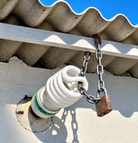 thatwereyy's tweet photo. Why do people chain lighting bulbs nowadays? https://t.co/O0ANAgVR9i