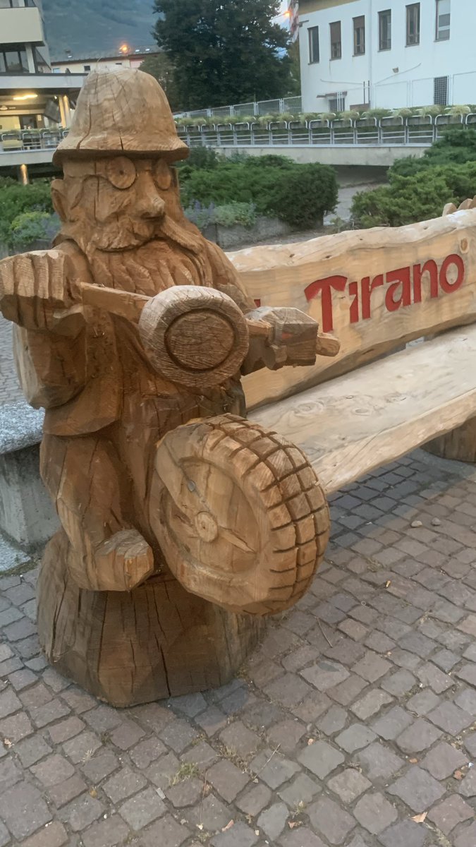 laverda98's tweet photo. @Eng_china5 A lot of China AI bullshit, Here is the real lightshow of this week! -Visit Tirano!🍸👍😎📸🦉🦆 https://t.co/PCPt2w87sS