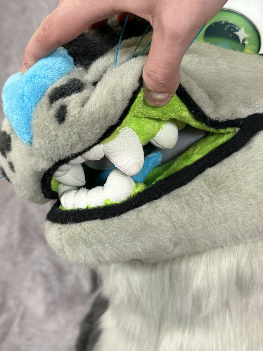 princeyeen_'s tweet photo. To anyone who thinks that a high quality fursuit is always going to be a minimum of $5k or more

Please research
Ask folks about their makers
I consider my work high quality and my heads start at less than $2k, with partials averaging around $2500 and I know many makers 1/2 https://t.co/lUsD6GFsae