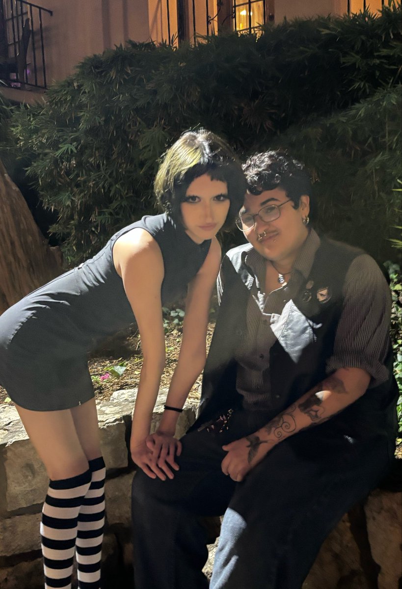 michipapimilez's tweet photo. My boyfriend and I will get very drunk then we have To try really hard not to make out because We’re out in public https://t.co/5caZLeQOzW