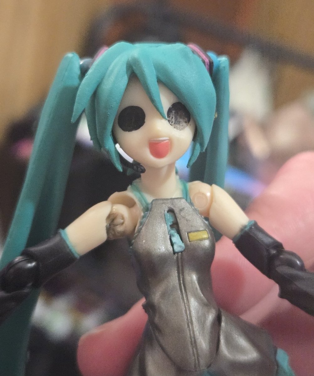 theduckthatdraw's tweet photo. My little cousins recently got into vocaloid and got their first figure, ive never seen such a scary bootleg😭😭😭 https://t.co/GUOPSJDLUq
