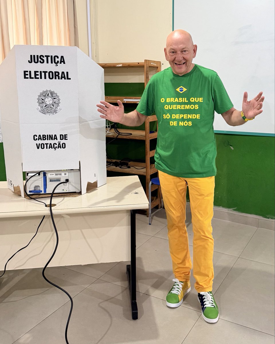 LucianoHangBr's tweet photo. Hoje é um dia decisivo para o futuro do Brasil. Acordei cedo, coloquei a minha melhor roupa e fui fazer a minha parte: votar. https://t.co/41OYxgyls0