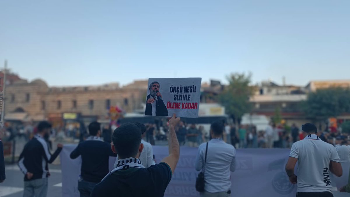 FHDiyrbakir's tweet photo. Adalet talebimizi haykırmaktan vazgeçmiyoruz.
Haksızlık karşısında susmayacak, hakkın ve özgürlüğün yanında durmaya devam edeceğiz.

Bugün olduğu gibi yarın da adalet için mücadelemizi sürdüreceğiz.

#AkpDönemiZulümDönemi
#ZulmeKarşıMeydanlardayız
#AlparslanHocayaÖzgürlük https://t.co/xYSM9KTAFd