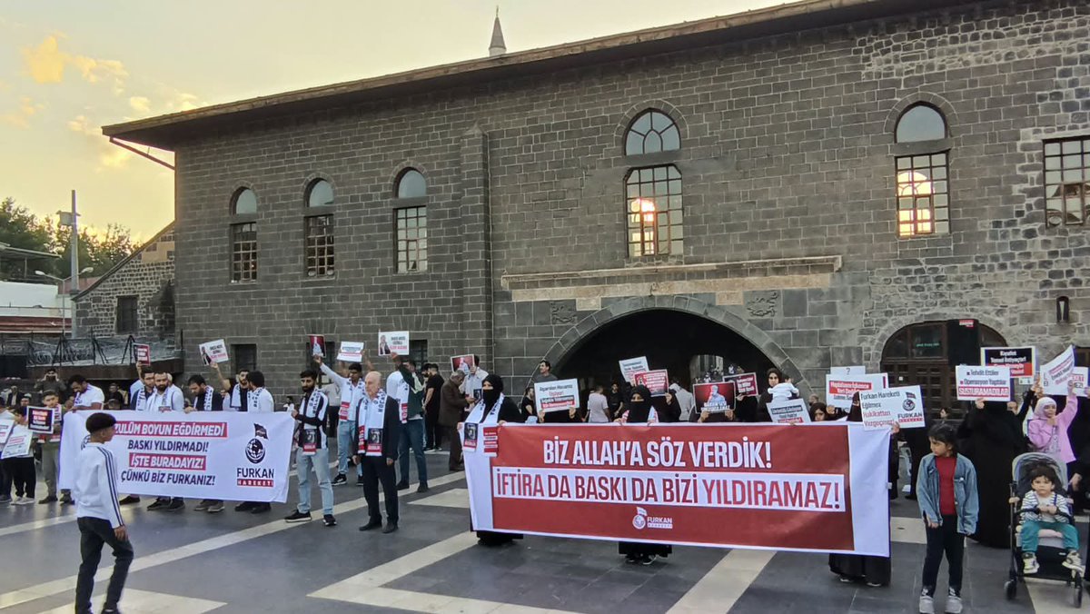 FHDiyrbakir's tweet photo. Adalet talebimizi haykırmaktan vazgeçmiyoruz.
Haksızlık karşısında susmayacak, hakkın ve özgürlüğün yanında durmaya devam edeceğiz.

Bugün olduğu gibi yarın da adalet için mücadelemizi sürdüreceğiz.

#AkpDönemiZulümDönemi
#ZulmeKarşıMeydanlardayız
#AlparslanHocayaÖzgürlük https://t.co/xYSM9KTAFd