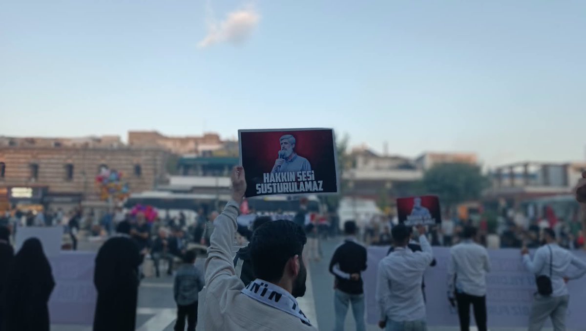 FHDiyrbakir's tweet photo. Adalet talebimizi haykırmaktan vazgeçmiyoruz.
Haksızlık karşısında susmayacak, hakkın ve özgürlüğün yanında durmaya devam edeceğiz.

Bugün olduğu gibi yarın da adalet için mücadelemizi sürdüreceğiz.

#AkpDönemiZulümDönemi
#ZulmeKarşıMeydanlardayız
#AlparslanHocayaÖzgürlük https://t.co/xYSM9KTAFd