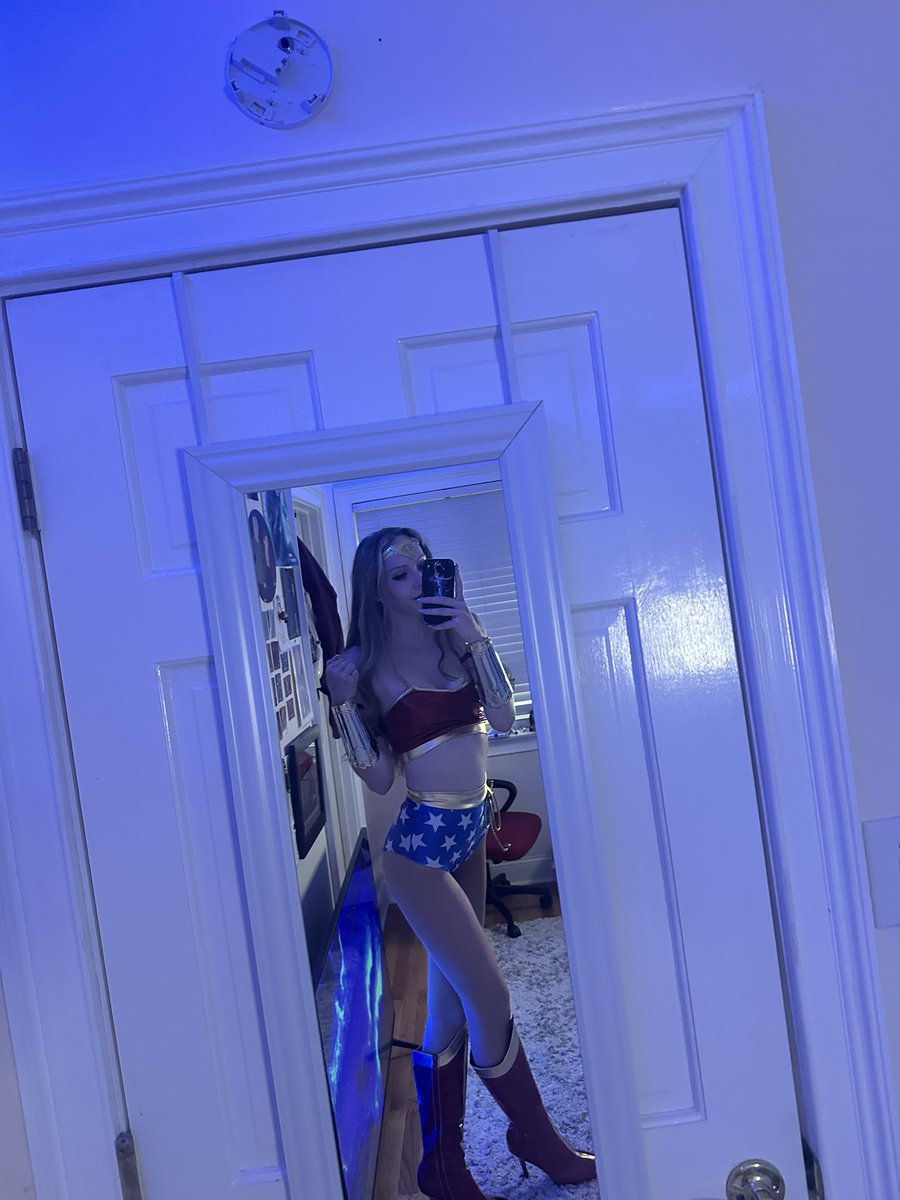 scarletsvvitch's tweet photo. i wonder 💫 #wonderwoman #dccomics #dc #wonderwomancosplay #cosplayer #halloween #dcstudios https://t.co/lmekFWPEU1