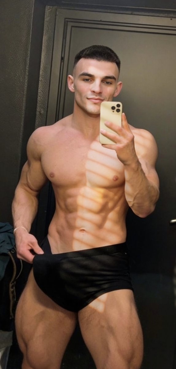 DanScreech's tweet photo. Would you come closer or play it safe? https://t.co/UcFzNHvpDO
