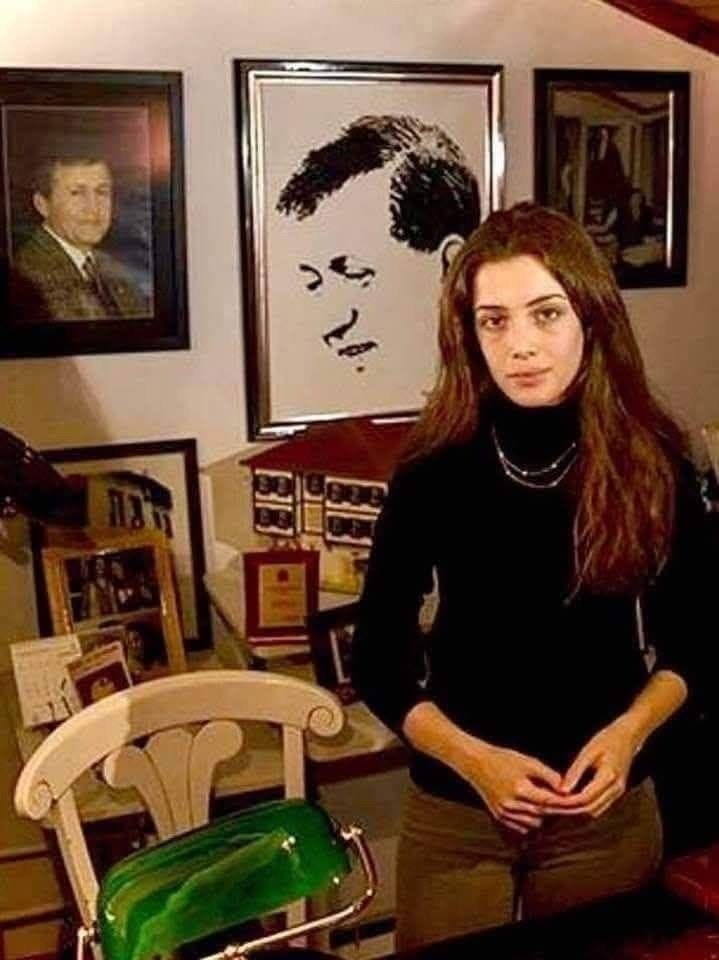EGeli_devrim's tweet photo. Yazık ki...
Babamla hiç fotoğramız yok. 
Henüz 29 günlüktüm Babamı kaybettiğimde...! Toplumda o kadar izler bırakmış ki,
dinleye dinleye 
Babamı tanıdım.... Tanıdıkça daha çok sevdim, 
Daha çok özledim...!!!😔

NİLHAN NUR KIŞLALI 
👇
AHMET TANER  
KIŞLALI'nın kızı..... https://t.co/T2tzTMQn93