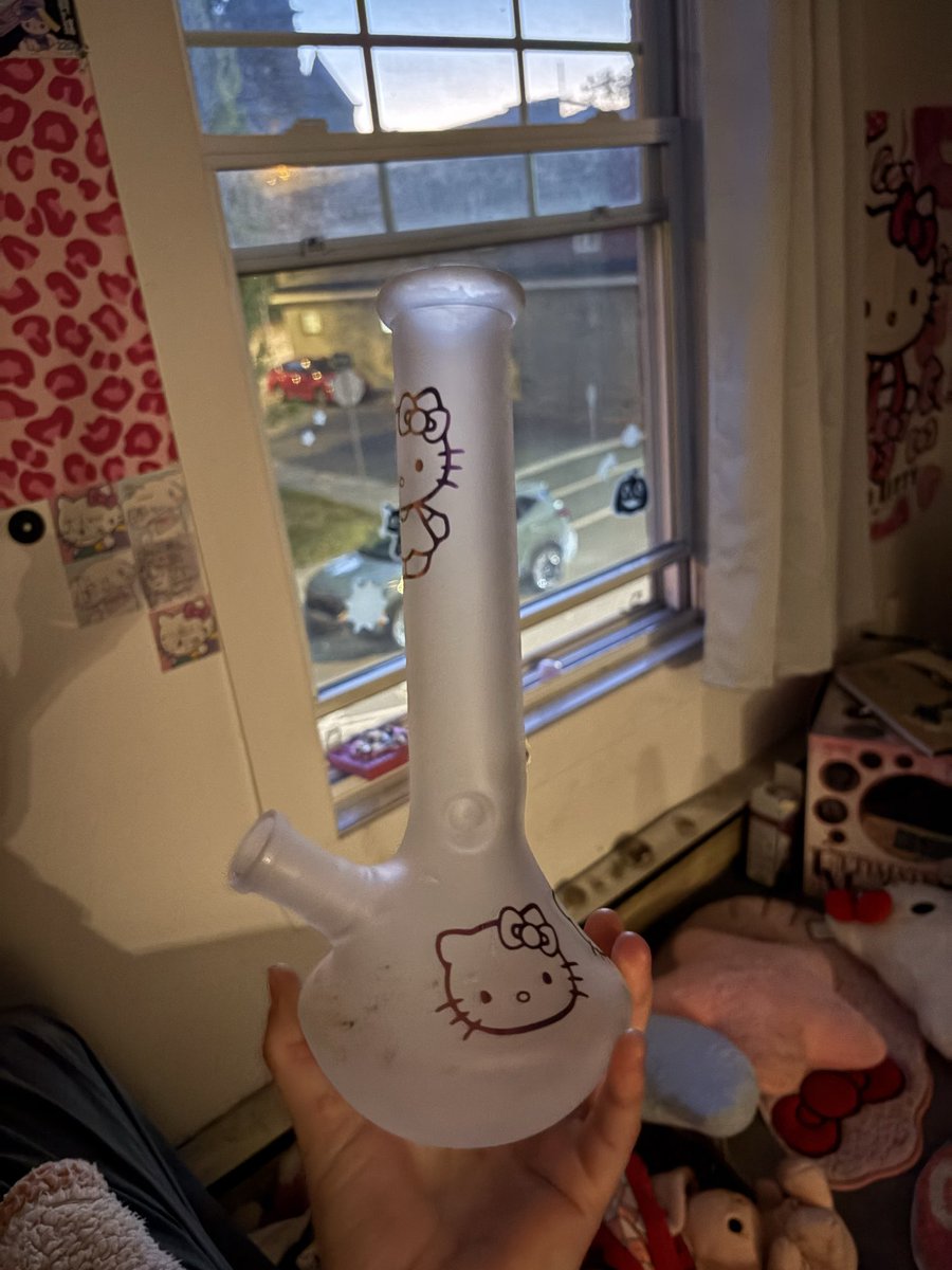 001MLP's tweet photo. got my first bong yesterday #weedtwt https://t.co/fXbYYX4Cv0