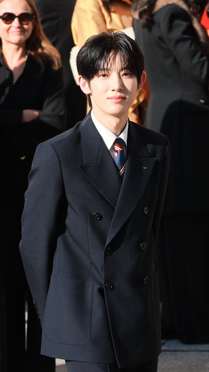boyslovehub's tweet photo. The elegance of Park Siwoo lights up Paris, exuding sophistication with a flawless look that steals the spotlight at the VALENTINO show. #PARKSIWOOxValentino https://t.co/iIufd5UoxI