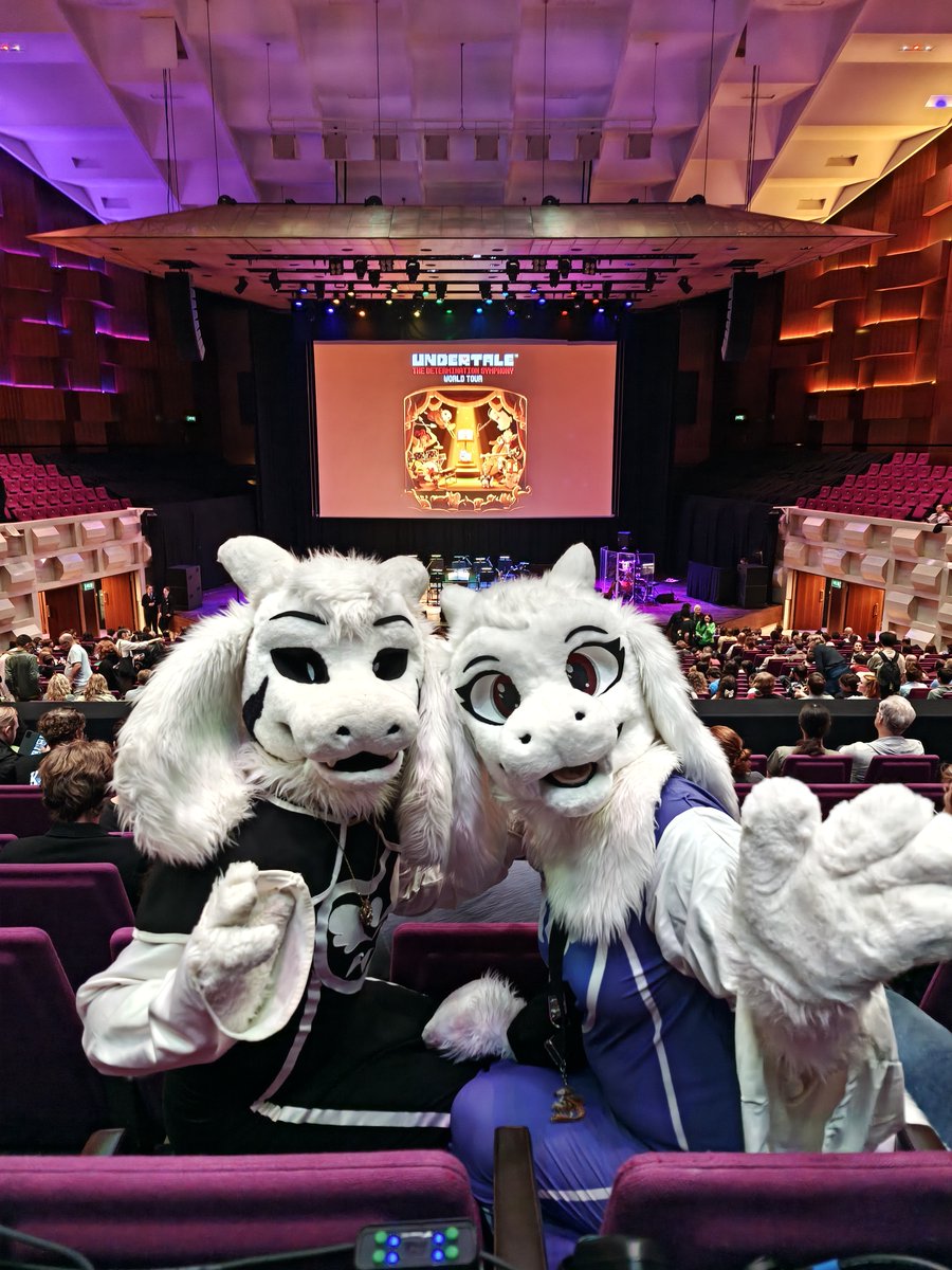 Snowpoffle's tweet photo. Last weekend I got to experience Undertale's Determination Symphony in Rotterdam with my friends. Absolutely indescribable how BEAUTIFUL the entire show was, the combination of the orchestra together with the lighting made this a magical memory to never forget ✨

#undertale https://t.co/2IynCQH32N