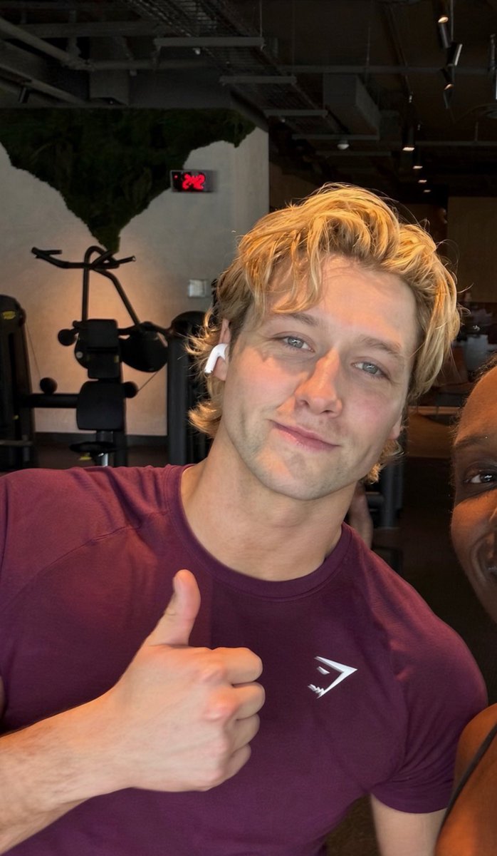 Chocolate3____'s tweet photo. DEAN DI LAURENTIS 😍 

#offcampus #deanallie https://t.co/ubngVZnzOQ