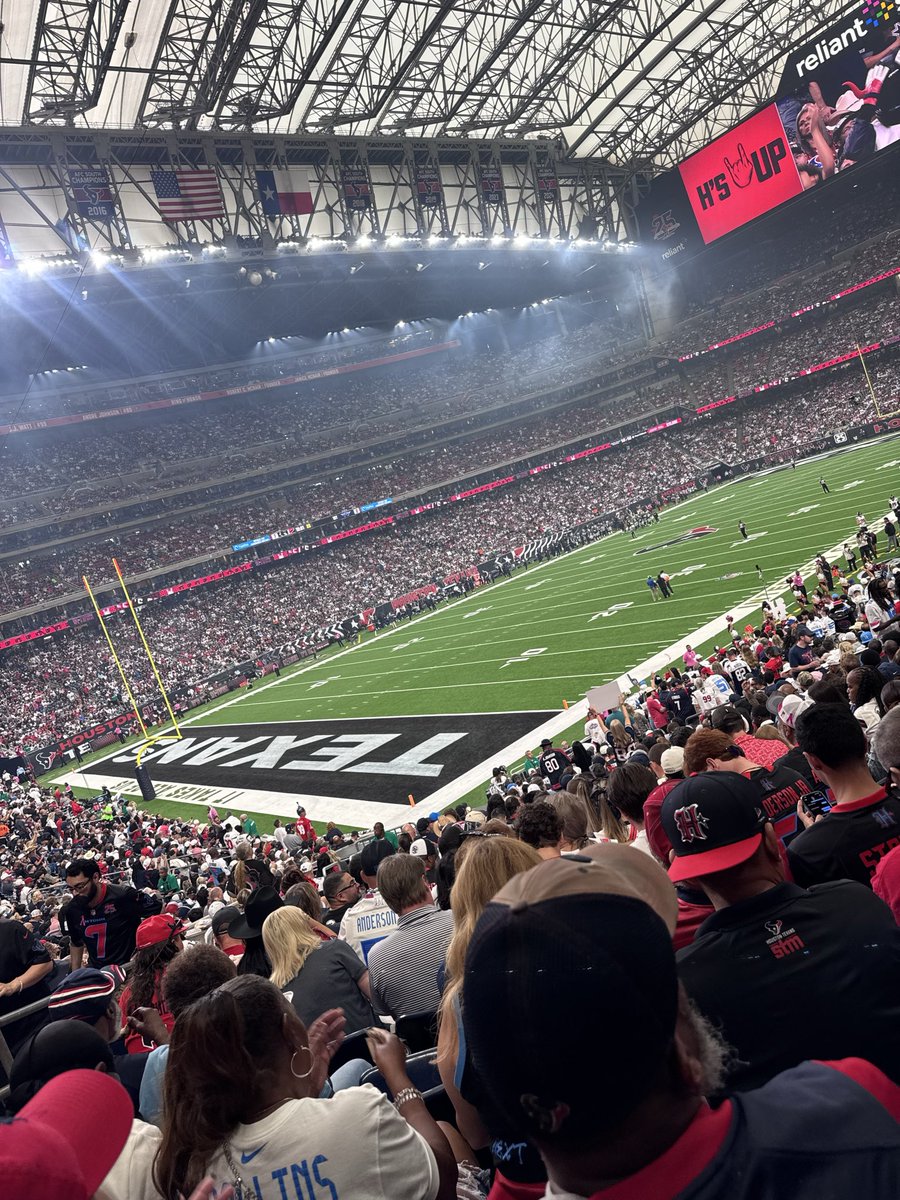 Mr_Hollywood_Tx's tweet photo. Attention HOUSTON…we have a winning college football team less than 10 min away. Come support our @UHCougarFB! https://t.co/a7PO0315HQ