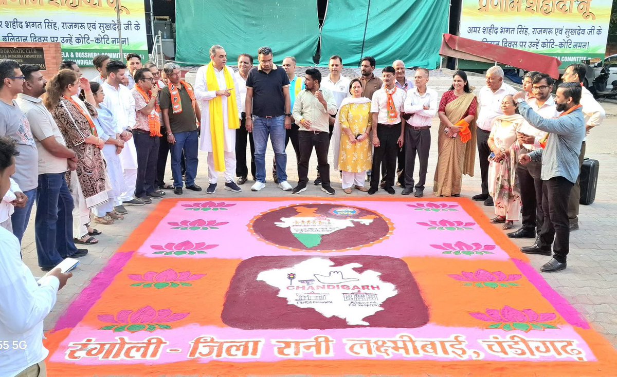 rashmijd78's tweet photo. “सेवा के रंग, राष्ट्र के संग”

प्रधानमंत्री श्री @narendramodi जी के जन्मदिवस के अवसर पर चल रहे ‘#सेवा_संकल्प_अभियान के अंतर्गत भाजपा जिला रानी लक्ष्मीबाई द्वारा सेक्टर-20, च��डीगढ़ में आयोजित “सेवा के रंग, राष्ट्र के संग” कार्यक्रम में कि @bjpscmorchachd की जिला उपाध्यक्ष के रूप में सम्मिलित होकर सुंदर रंगोली का अवलोकन किया।

रंगों और रचनात्मकता के माध्यम से सेवा, समर्पण एवं राष्ट्रभक्ति का संदेश प्रस्तुत करने वाली यह रंगोली वास्तव में प्रेरणादायी है।

इस अवसर पर पूर्व प्रदेश अध्यक्ष श्री @SanjayTandonBJP जी, प्रदेश प्रवक्ता श्री @NareshAroraBjp जी, जिला अध्यक्ष श्री @gupta_anup जी, जिला कार्यकारी अध्यक्ष श्री राज किशोर जी, जिला महामंत्री श्री सतबीर ठाकुर जी, जिला सचिव श्रीमती मीनाक्षी सिंह जी, कार्यक्रम संयोजक श्री विजय शर्मा जी, मंडल अध्यक्ष श्री वरिंदर जेडी जी,राजन जी, श्री रवि रावत जी सहित भाजपा के अनेक पदाधिकारी एवं कार्यकर्ता उपस्थित रहे।
@JPMalhotra 
@manthriji 
@VinodChavdaBJP 
@SanjayNirmalbjp 
@LalSinghArya 
@shivesh4BJP 
@saudansinghbjp