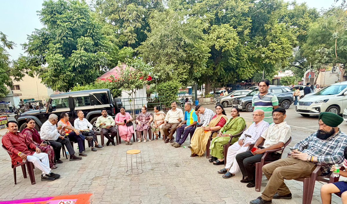 rashmijd78's tweet photo. “सेवा के रंग, राष्ट्र के संग”

प्रधानमंत्री श्री @narendramodi जी के जन्मदिवस के अवसर पर चल रहे ‘#सेवा_संकल्प_अभियान के अंतर्गत भाजपा जिला रानी लक्ष्मीबाई द्वारा सेक्टर-20, च��डीगढ़ में आयोजित “सेवा के रंग, राष्ट्र के संग” कार्यक्रम में कि @bjpscmorchachd की जिला उपाध्यक्ष के रूप में सम्मिलित होकर सुंदर रंगोली का अवलोकन किया।

रंगों और रचनात्मकता के माध्यम से सेवा, समर्पण एवं राष्ट्रभक्ति का संदेश प्रस्तुत करने वाली यह रंगोली वास्तव में प्रेरणादायी है।

इस अवसर पर पूर्व प्रदेश अध्यक्ष श्री @SanjayTandonBJP जी, प्रदेश प्रवक्ता श्री @NareshAroraBjp जी, जिला अध्यक्ष श्री @gupta_anup जी, जिला कार्यकारी अध्यक्ष श्री राज किशोर जी, जिला महामंत्री श्री सतबीर ठाकुर जी, जिला सचिव श्रीमती मीनाक्षी सिंह जी, कार्यक्रम संयोजक श्री विजय शर्मा जी, मंडल अध्यक्ष श्री वरिंदर जेडी जी,राजन जी, श्री रवि रावत जी सहित भाजपा के अनेक पदाधिकारी एवं कार्यकर्ता उपस्थित रहे।
@JPMalhotra 
@manthriji 
@VinodChavdaBJP 
@SanjayNirmalbjp 
@LalSinghArya 
@shivesh4BJP 
@saudansinghbjp