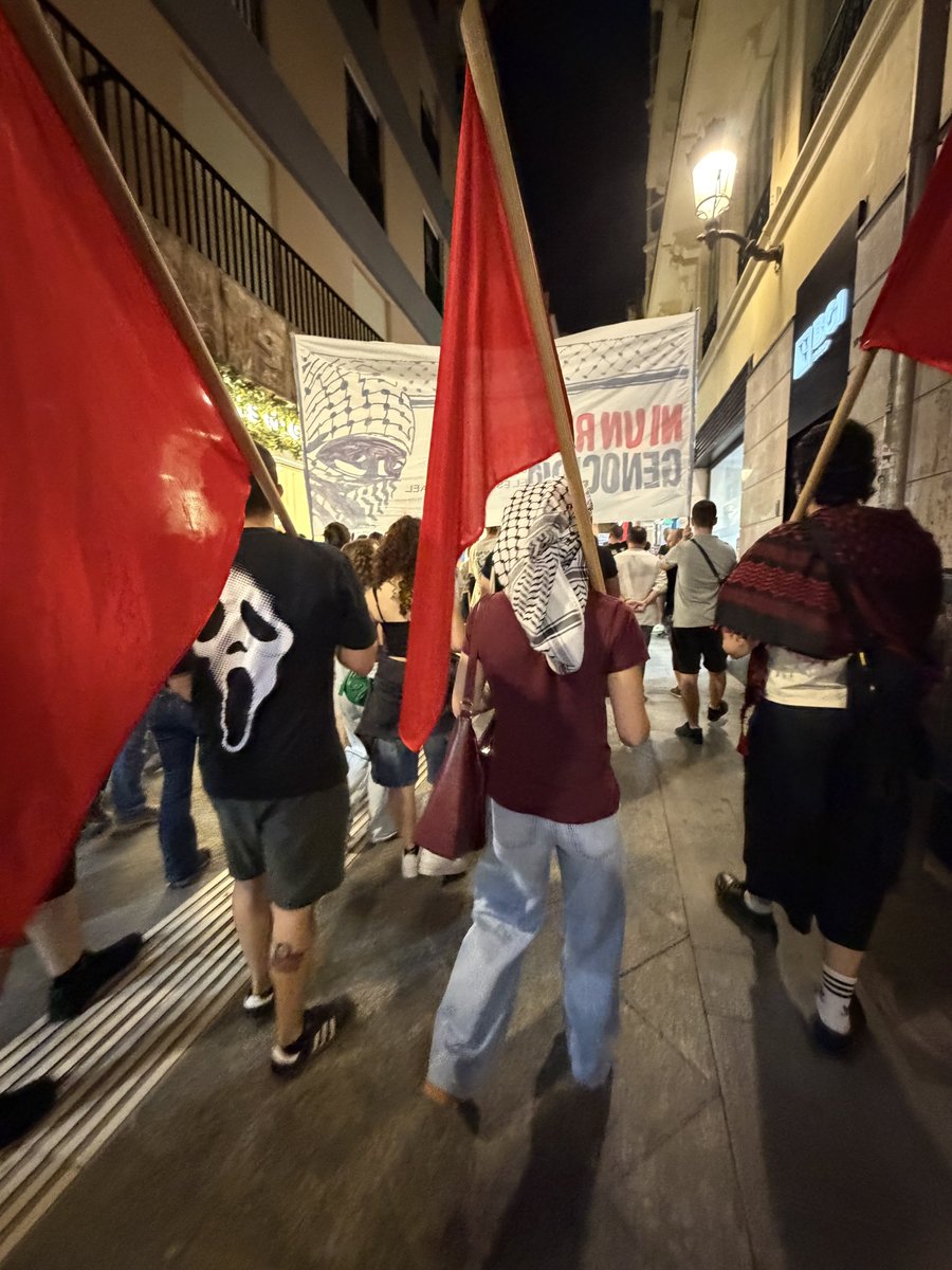 Trembler_Rouge's tweet photo. Debemos combatir desde todos los rincones al imperialismo bajo la bandera de los desposeídos.

¡Viva el internacionalismo proletario y la resistencia del pueblo palestino!

📸 Murcia, 3 de octubre https://t.co/3cPtX2Nl2c