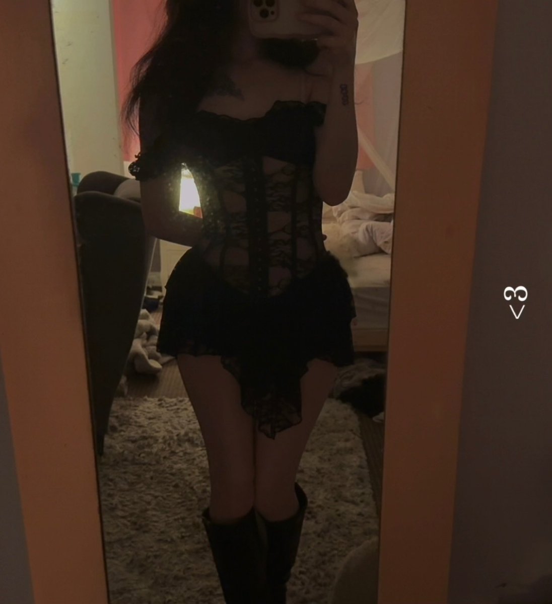 Ellesyyy's tweet photo. Sneak peak at my Halloween costume 🤭 https://t.co/amu4tx9MBr