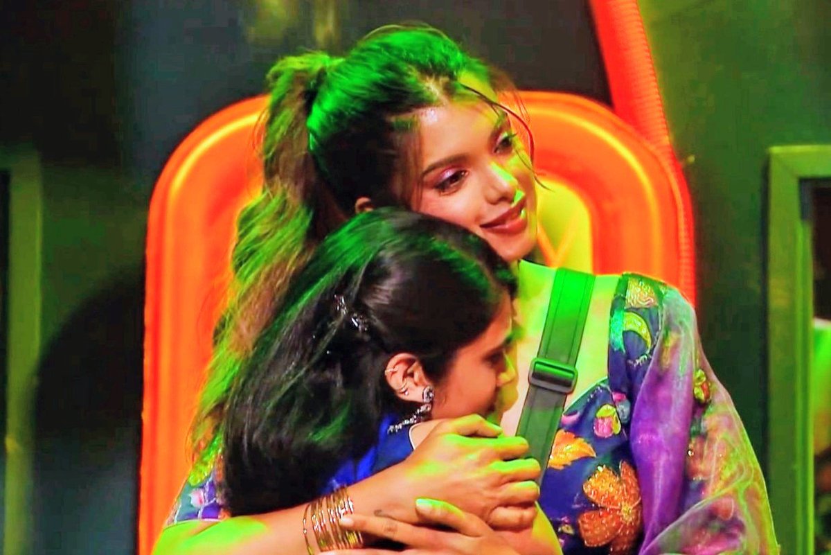 TeluguBulletin's tweet photo. BIGG BOSS TELUGU S10 E29:

హౌస్ నుంచి ఎలిమినేట్ అయిన సృష్టి

తట్టుకోలేక ఏడ్చేసిన షాలిని

ఎలిమినేషన్ ను స్పోర్టివ్ గా తీసుకున్న  సృష్టి

ఈవారం థీమ్ "రోడ్ టు రీలోడ్"

పూర్తి ఎపిసోడ్ కోసం ఇక్కడ click చేయండి: 
https://t.co/Jsp7r1AlLl

#BiggBossTelugu10 #BBTelugu #RoadToReload #BiggBossTelugu #Shalini #Aman #Srushti #Trigun #Jhansi #DebJani #Mukhesh