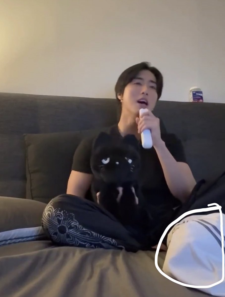 _Cursed_Love_'s tweet photo. "dont ship your idols" 
the idols in question: https://t.co/wybj61tIXM