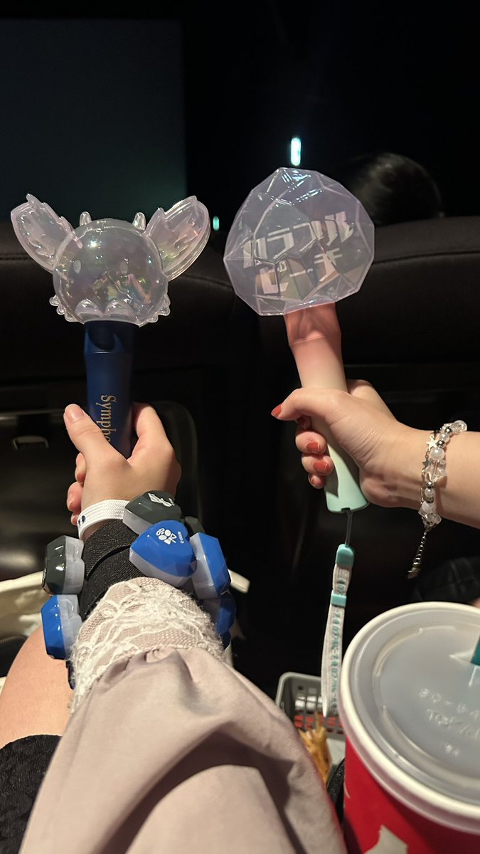 75Poof's tweet photo. @jpapachannel ｻﾝへ🦖

アリーナツアー初日お疲れ様でした！！Kアリnight公演を映画館にて遠くから参戦しましたがほんっとに最高すぎました😭
お手紙ALTに書いてます！お時間ある時に読んでください😖
1日お疲れ様でした！！ゆっくり休んでください🎀

#ぴちりす #からぴち #じゃぱぱ さん https://t.co/RiL2CRdXnP