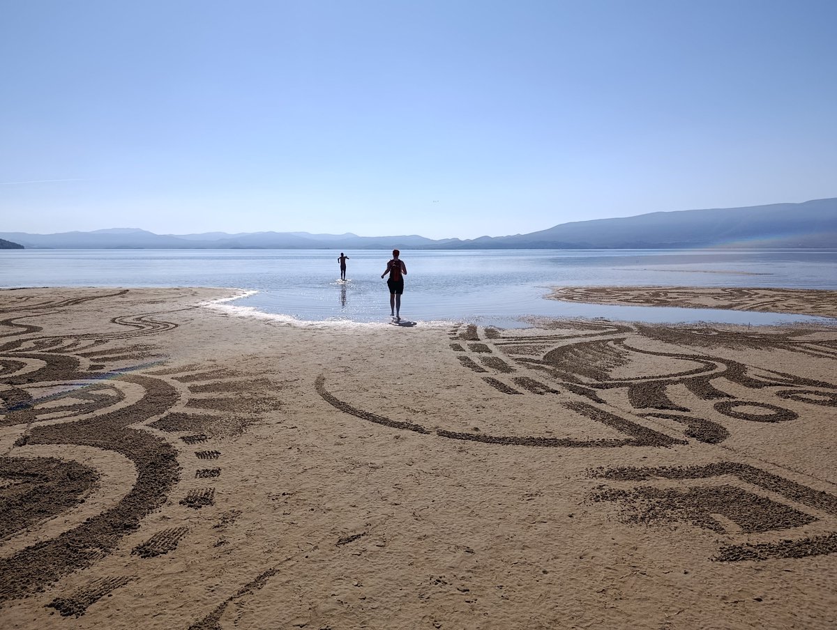 sladjanabem's tweet photo. Sand Art Festival 🏖️🎨

Prekrasan dan na ušću Neretve, tamo gdje se u vječni zagrljaj slijevaju rijeka, more i ljudska mašta.

U ovaj prolazni trenutak, u pijesak koji diše s plimom i osekom, utkali smo ono najplemenitije što čovjek nosi u sebi. Božansku iskru koja najsjajnije svijetli onda kada stvaramo bez očekivanja, prepuštajući se neumoljivom ritmu vremena. ❤️

#UščeNeretve