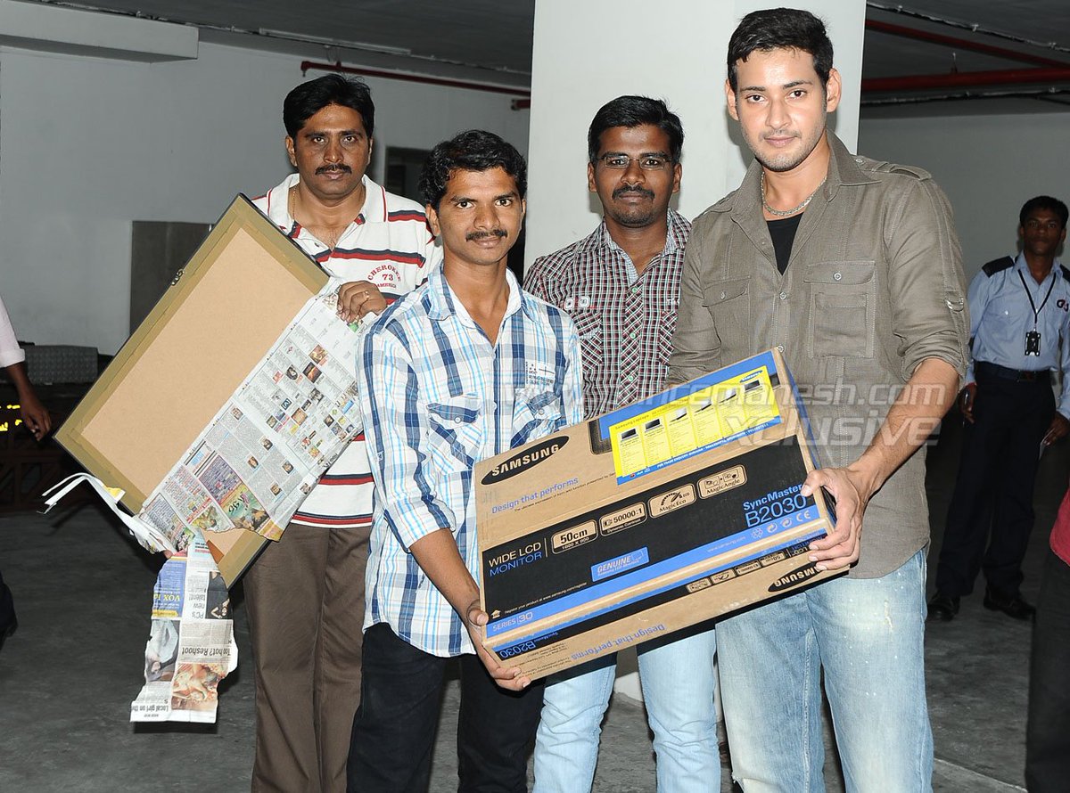 ssmbbakthudu's tweet photo. fans gifting samsung monitor to Mahesh Babu https://t.co/HF54hbjA5c