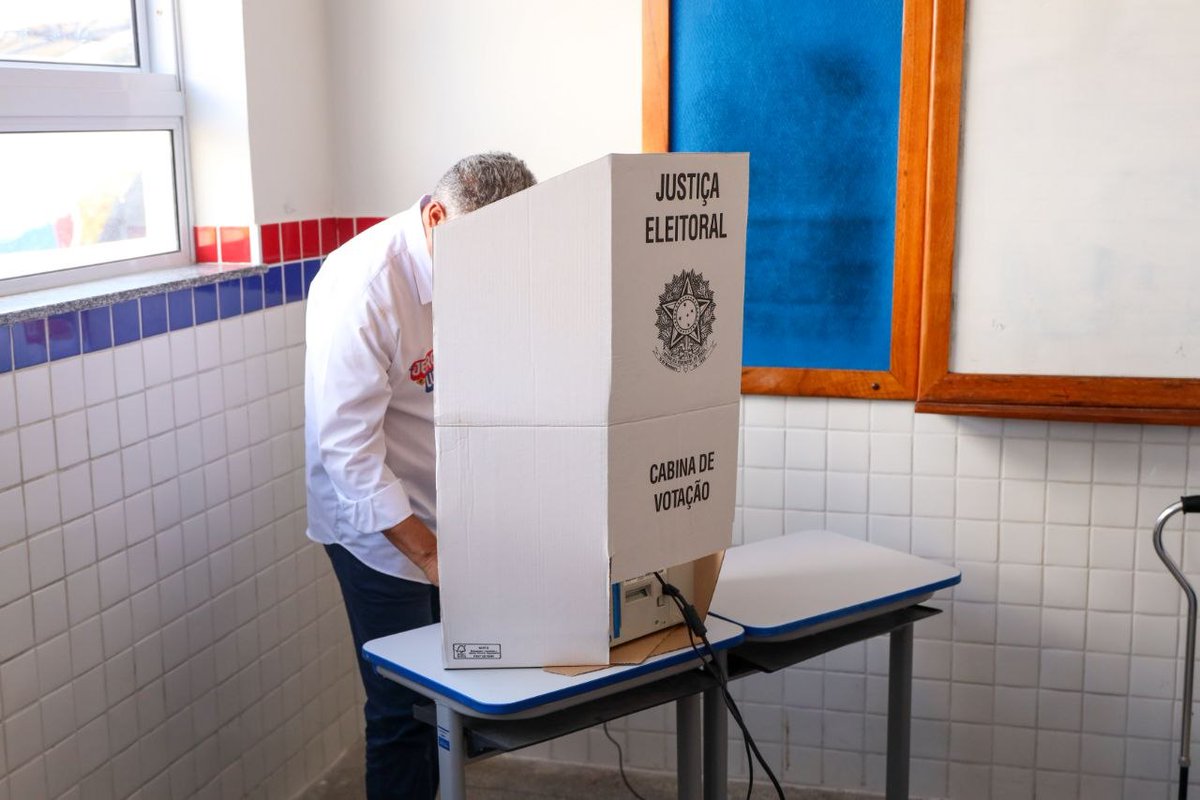 costa_rui's tweet photo. Votei! E voltar ao meu bairro é sempre uma alegria. Foram duas horas de fila que passaram depressa, entre abraços e reencontros com tanta gente querida. Exerci o meu papel com a tranquilidade de quem acredita na força do nosso povo e no poder do trabalho para transformar vidas. https://t.co/ORliYZR5mW