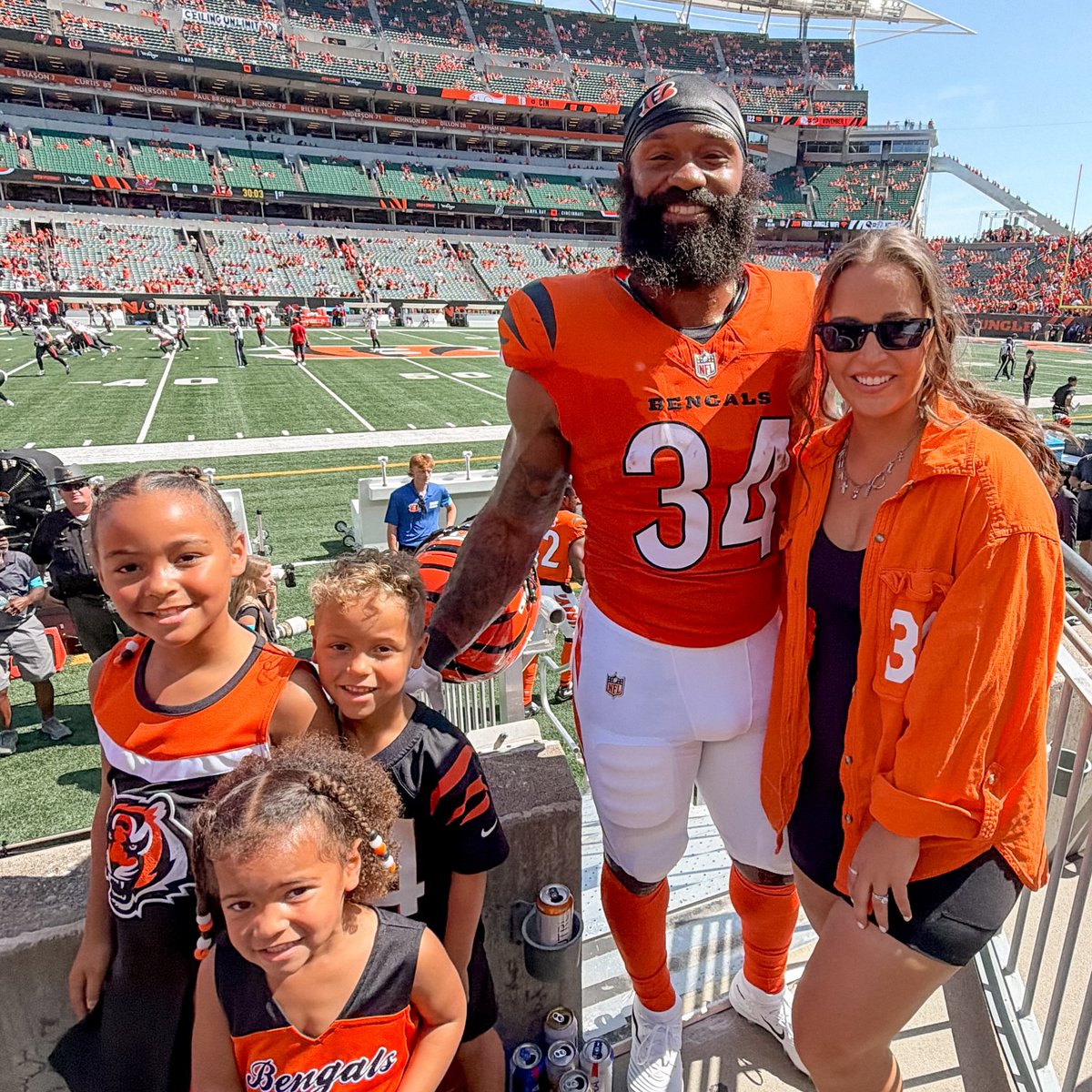 SirBartPimpson's tweet photo. 🏈SYSBM NFL Edition

Samaje &amp; Meg Perine ❤️🔒

You will be told these women are gold diggers that hunt black athletes and believe it. 

But when PROOF comes your way that GOOD women have been down since day ONE you ignore it?

#SYSBM #FYSBM #NFL #ThursdayNightFootball #TNF https://t.co/lbtAjg0Dor