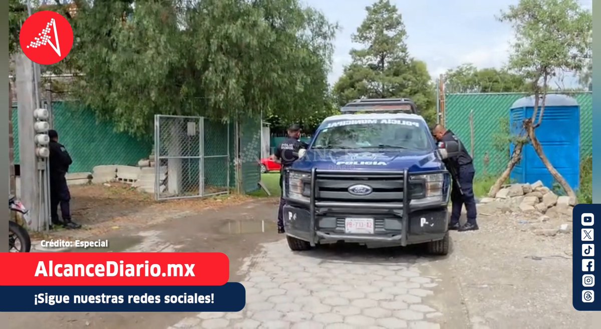 A screenshot from AlcanceDiario.mx shows Mexican police officers standing around a police truck parked near a gated area with a portable toilet, with social media icons on the right side.