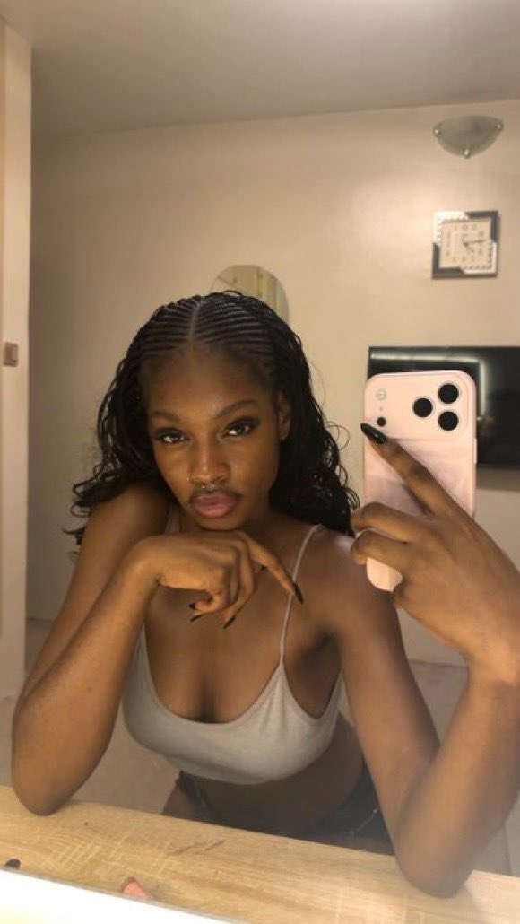 r3ctorr's tweet photo. The type of girl that comes into your life when you finally get into a serious relationship https://t.co/ZbWsEFu83R