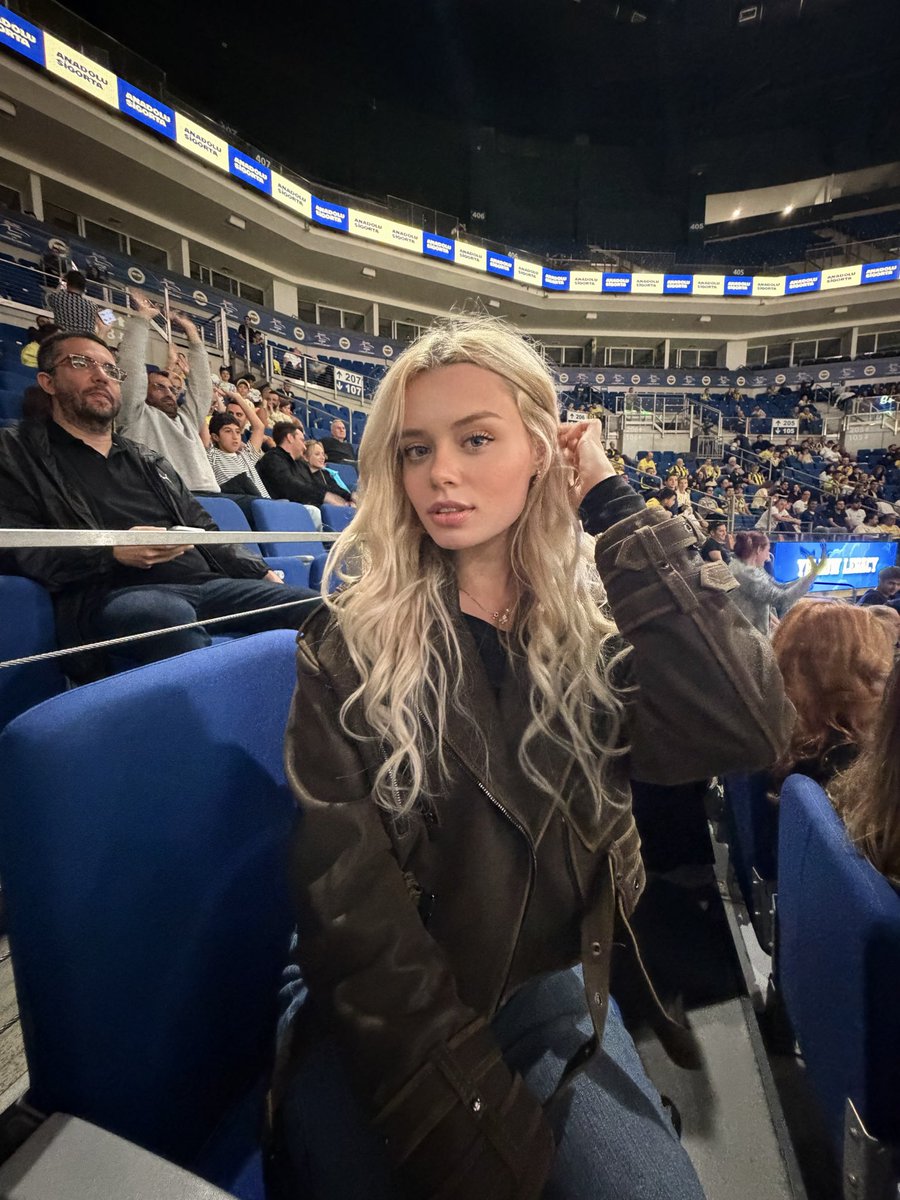 BBeckyG3's tweet photo. Ben büyük bir Fenerbahçe taraftarıyım! 💛💙 https://t.co/Ze16ENSebC