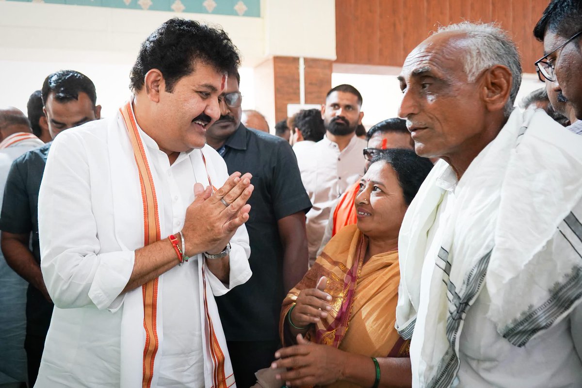 SanjayDRathods's tweet photo. आज उमरखेड, पुसद आणि दिग्रस येथे यवतमाळ जिल्हा मध्यवर्ती सहकारी बँकेच्या निवडणुकीच्या पार्श्वभूमीवर बळीराजा सहकार पॅनलच्या वतीने आयोजित करण्यात आलेल्या प्रचारसभांना उपस्थित राहून मतदार बां��वांशी संवाद साधला.

शेतकरी बांधवांचे हित जपण्यासाठी आणि सहकार क्षेत्राच्या विकासाला [1/5] https://t.co/lmiUaNdpbv