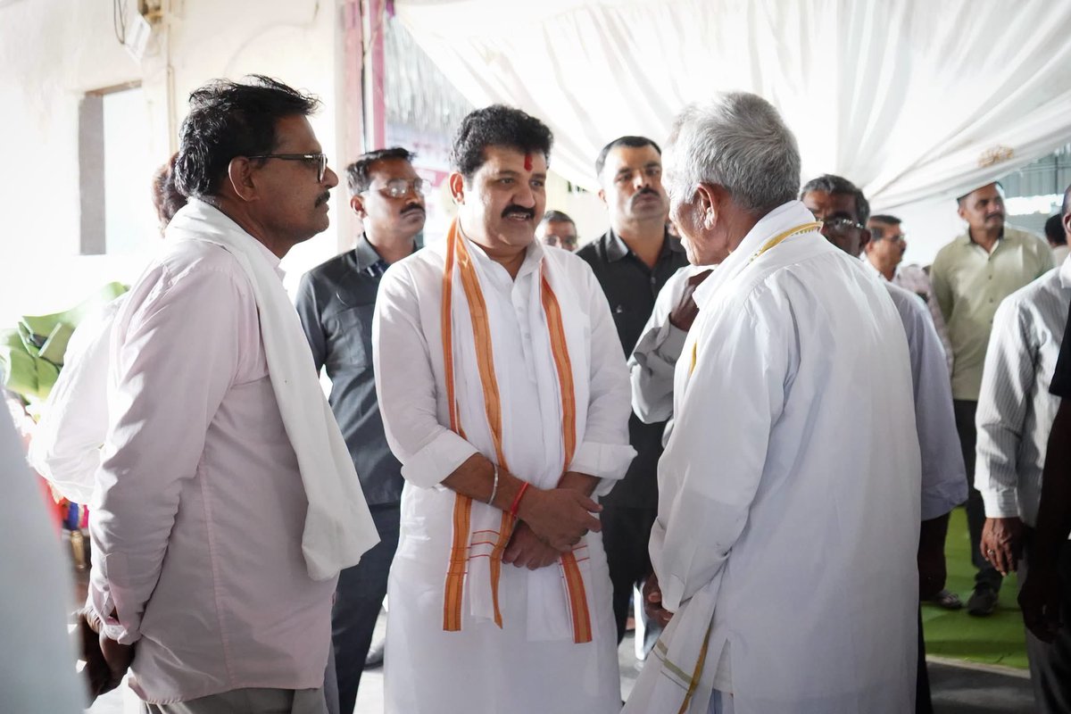 SanjayDRathods's tweet photo. आज उमरखेड, पुसद आणि दिग्रस येथे यवतमाळ जिल्हा मध्यवर्ती सहकारी बँकेच्या निवडणुकीच्या पार्श्वभूमीवर बळीराजा सहकार पॅनलच्या वतीने आयोजित करण्यात आलेल्या प्रचारसभांना उपस्थित राहून मतदार बां��वांशी संवाद साधला.

शेतकरी बांधवांचे हित जपण्यासाठी आणि सहकार क्षेत्राच्या विकासाला [1/5] https://t.co/lmiUaNdpbv