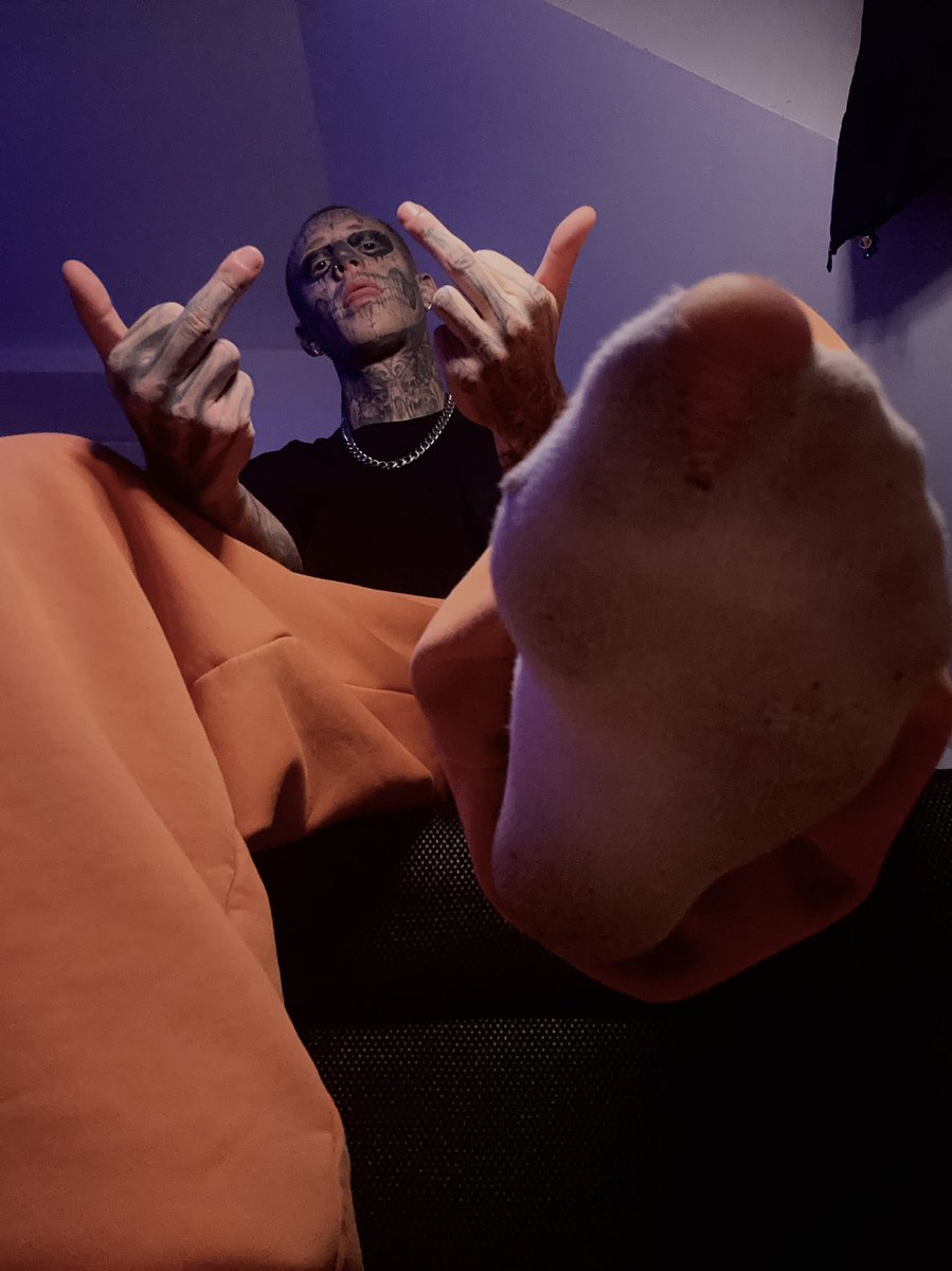 MasterGhostx's tweet photo. Little reminder where your place is 😈

#footmaster #footfetish #footslave #feet #malefeet #whitesocks #findom #obey #alphamaster #musclemaster $niff $mell $uffer $send https://t.co/HsVPWhZKAh