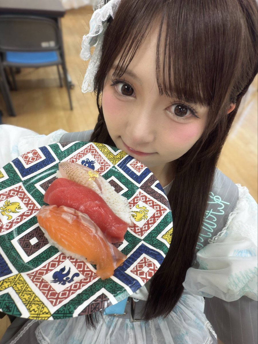 kanon_KLM1003's tweet photo. おはよ〜🍣

みて❕金沢のケータリングでお寿司食べたよ♡
キラキラの金箔が乗ってるのっ✨✨
おいしかったな〜(◜ᴗ◝ )

今日から１週間がんばろーね⸝⸝꙳
#カワラボメイツ #横山かのん https://t.co/aHg2ApgIO0