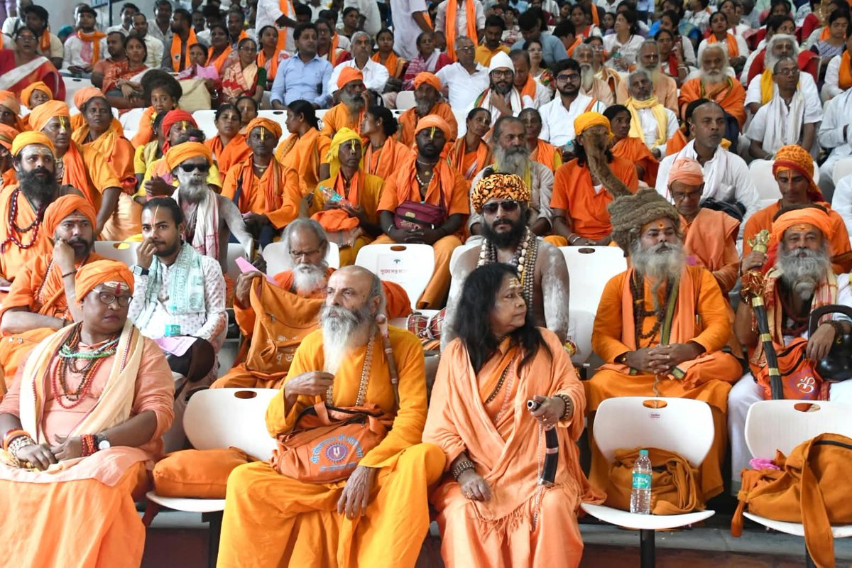 VHPDigital's tweet photo. दक्षिण बंगाल प्रांत, कोलकाता, 4 अक्टूबर | 

श्रीराम जन्मभूमि मंदिर आंदोलन के पुरोधा और विहिप नेता श्रद्धेय  अशोक सिंहल जी की जन्म शताब्दी के अवसर पर विश्व हिंदू परिषद, दक्षिण बंगाल प्रांत के तत्वावधान में कोलकाता के अलीपुर स्थित उत्तीर्ण सभागार में कार्यक्रम का आयोजन किया गया। 

इस कार्यक्रम का शुभारंभ पूज्य श्री निर्गुणानंद महाराज, विहिप अंतर्राष्ट्रीय अध्यक्ष श्री आलोक कुमार जी, बंगाल के मुख्यमंत्री श्री सुबेन्दु अधिकारी और अन्य पूज्य संतों की पावन उपस्थिति में दीप प्रज्वलन के साथ कार्यक्रम का शुभ शुभारंभ हुआ।

#100YearsOfAshokJi