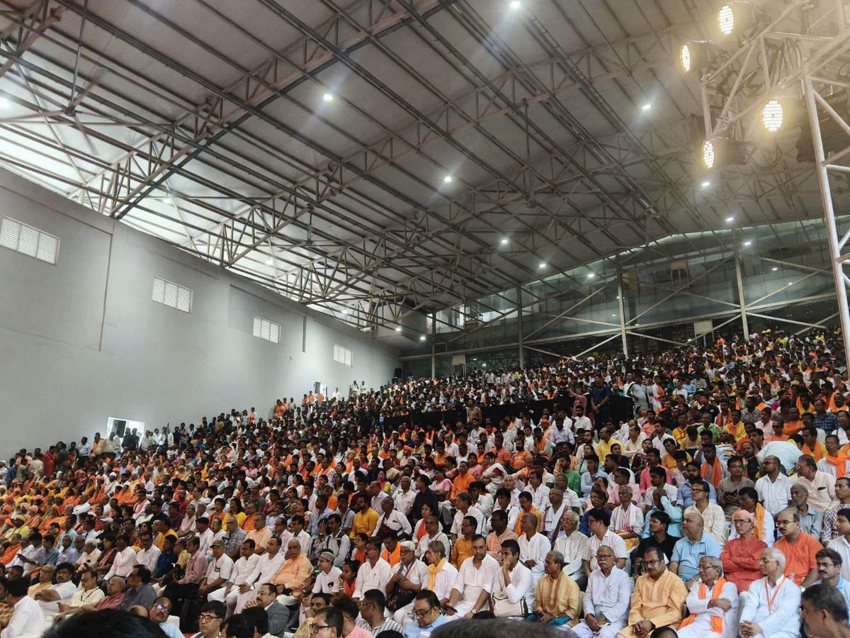 VHPDigital's tweet photo. दक्षिण बंगाल प्रांत, कोलकाता, 4 अक्टूबर | 

श्रीराम जन्मभूमि मंदिर आंदोलन के पुरोधा और विहिप नेता श्रद्धेय  अशोक सिंहल जी की जन्म शताब्दी के अवसर पर विश्व हिंदू परिषद, दक्षिण बंगाल प्रांत के तत्वावधान में कोलकाता के अलीपुर स्थित उत्तीर्ण सभागार में कार्यक्रम का आयोजन किया गया। 

इस कार्यक्रम का शुभारंभ पूज्य श्री निर्गुणानंद महाराज, विहिप अंतर्राष्ट्रीय अध्यक्ष श्री आलोक कुमार जी, बंगाल के मुख्यमंत्री श्री सुबेन्दु अधिकारी और अन्य पूज्य संतों की पावन उपस्थिति में दीप प्रज्वलन के साथ कार्यक्रम का शुभ शुभारंभ हुआ।

#100YearsOfAshokJi